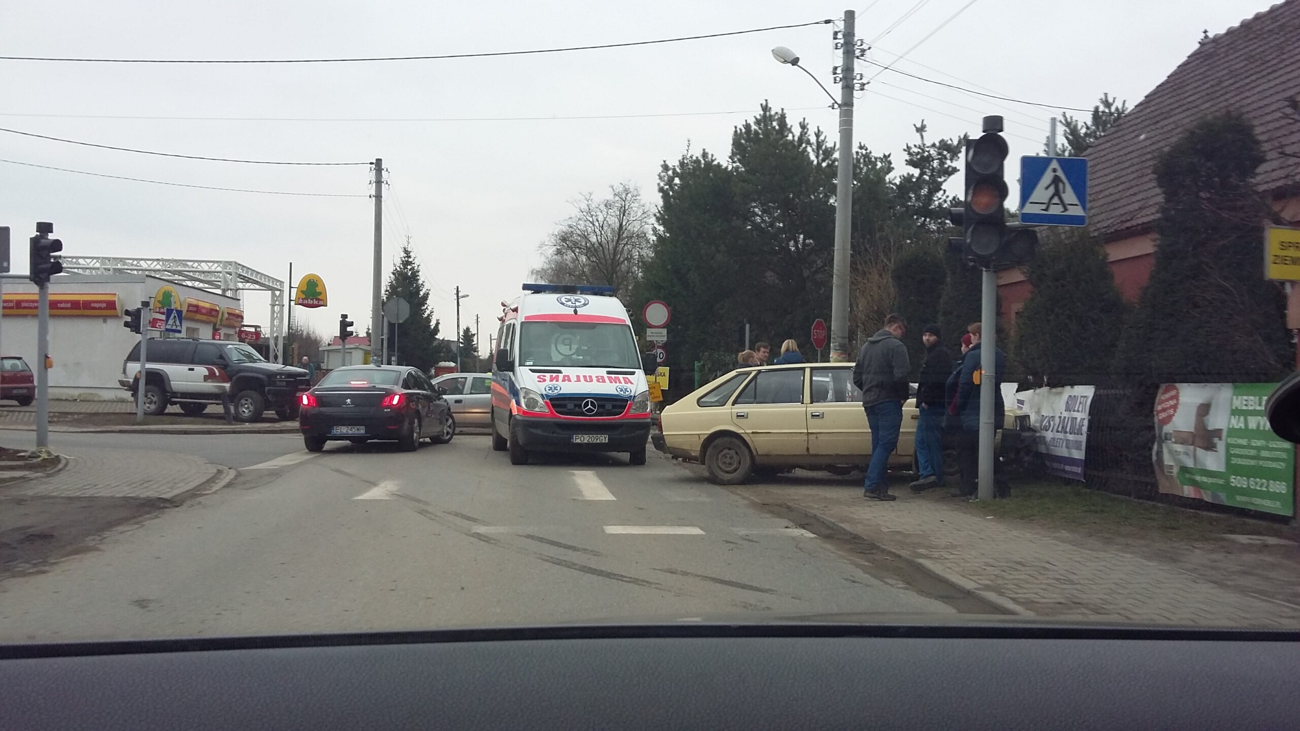 Poważny wypadek na krzyżówce ul. Kolejowej i Fabianowskiej w Plewiskach.