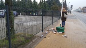 Śmieci na przystanku - list do Wójta od Mieszkańca