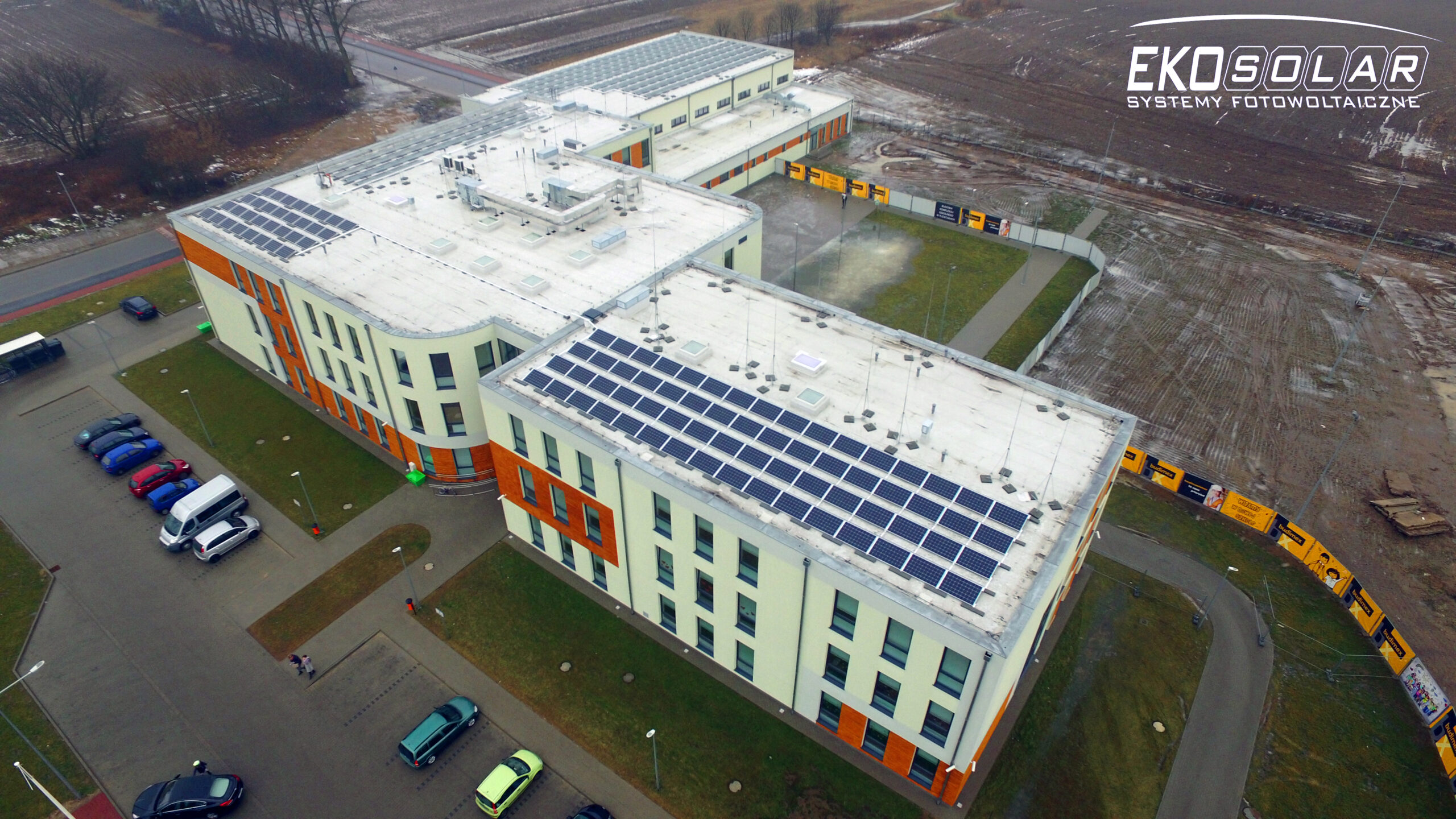 Nowa instalacja fotowoltaiczna na dachu nowej szkoły w Plewiskach