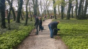 Sprzątanie Parku Podworskiego w Plewiskach